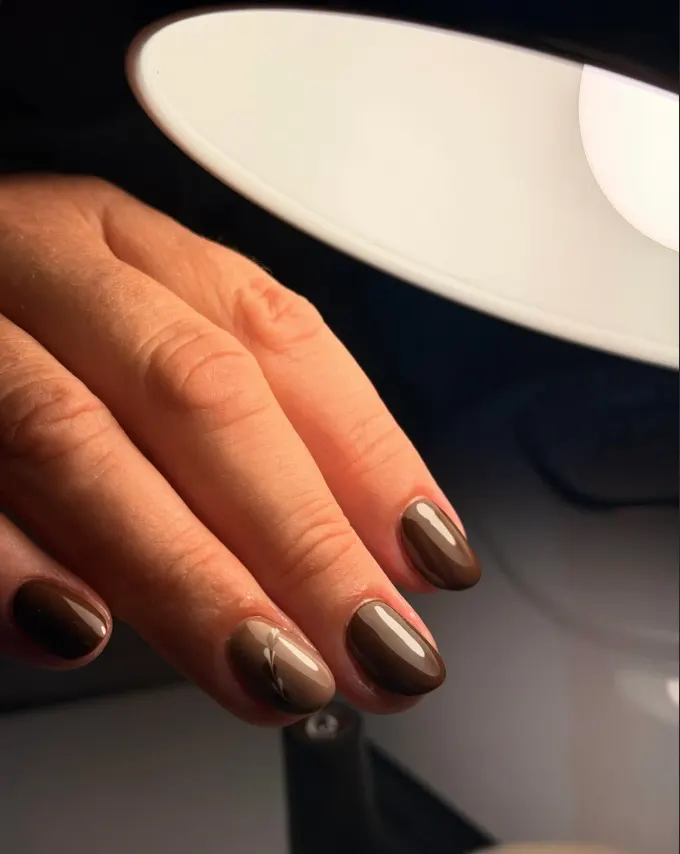 Unhas castanhas com acabamento brilhante