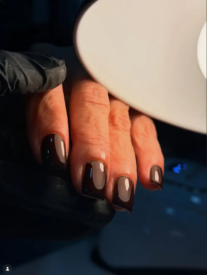 Unhas castanho escuro
