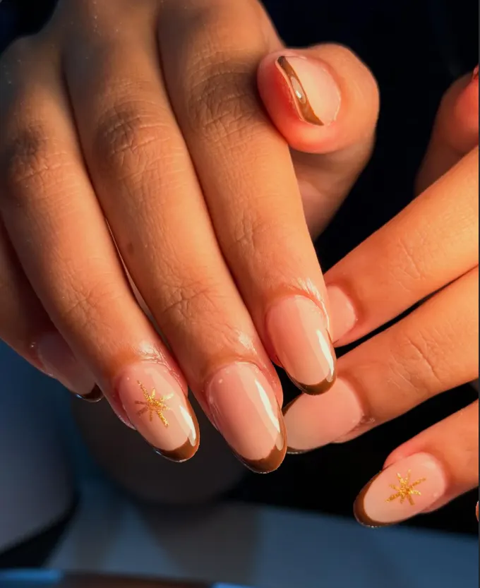 Unhas nude com detalhe dourado